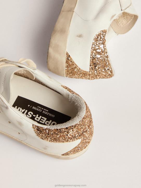 mujer zapatillas super-star con estrella de piel plateada con estampado de serpiente y refuerzo del talón con purpurina doradaGolden Goose 02H66