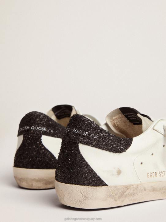 mujer zapatillas super-star con estrella dorada y refuerzo negro brillante en el talónGolden Goose 02H6277