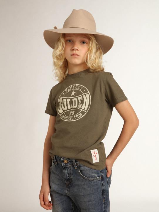 camiseta de niño verde oliva con logo blanco estampado en el centroGolden Goose 02H6892